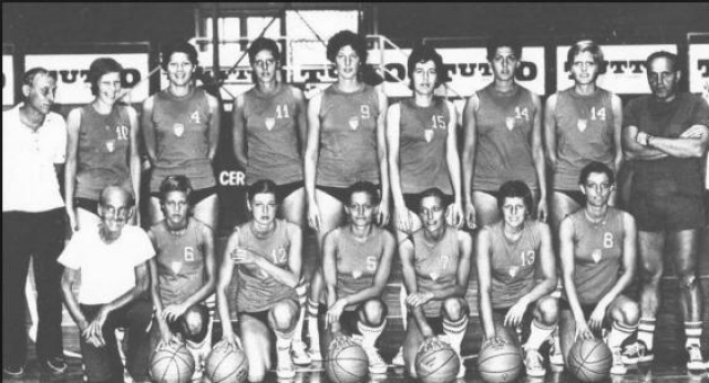 La Nazionale Azzurra medaglia di bronzo agli Europei di Cagliari 1974. Le giocatrici Guzzonato (10), Cattelan (4), Bocchi (11), Wanda Sandon (9), Fasso (15), Piancastelli (14), Gorlin (6), Trevisi (12), Pareschi (5), Bozzolo (7), Apostoli (13), Peri (8) con coach Settimio Pagnini il primo a destra in alto. (foto fip/sardegna)